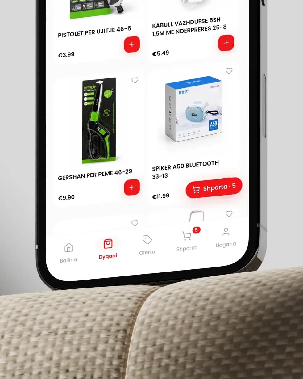 Nahaufnahme des Onlineshops in der App von Jora Center auf einem iPhone, mit Produktpreisen, roten Hinzufügen-Schaltflächen und dem Warenkorbzugang