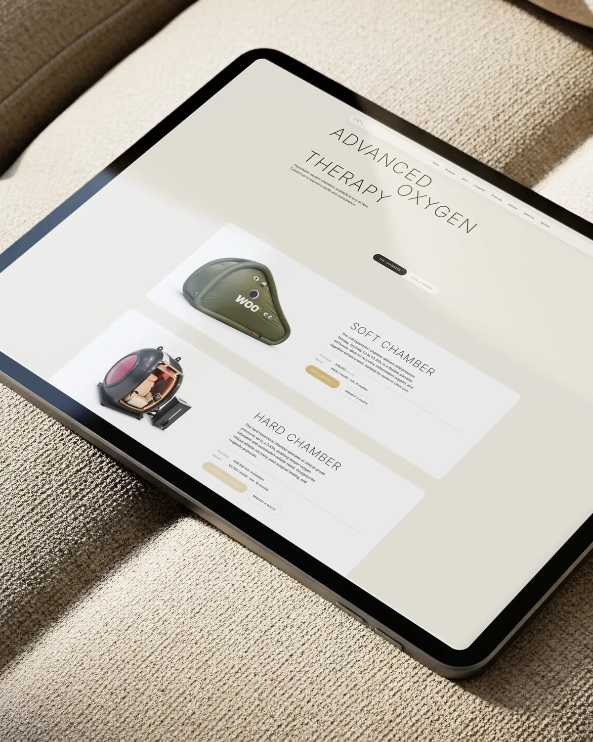 Ein Tablet auf einem cremefarbenen Sofa, darauf die Seite von On Longevity zum hyperbaren Sauerstoff mit der Soft- und der Hard-Kammer