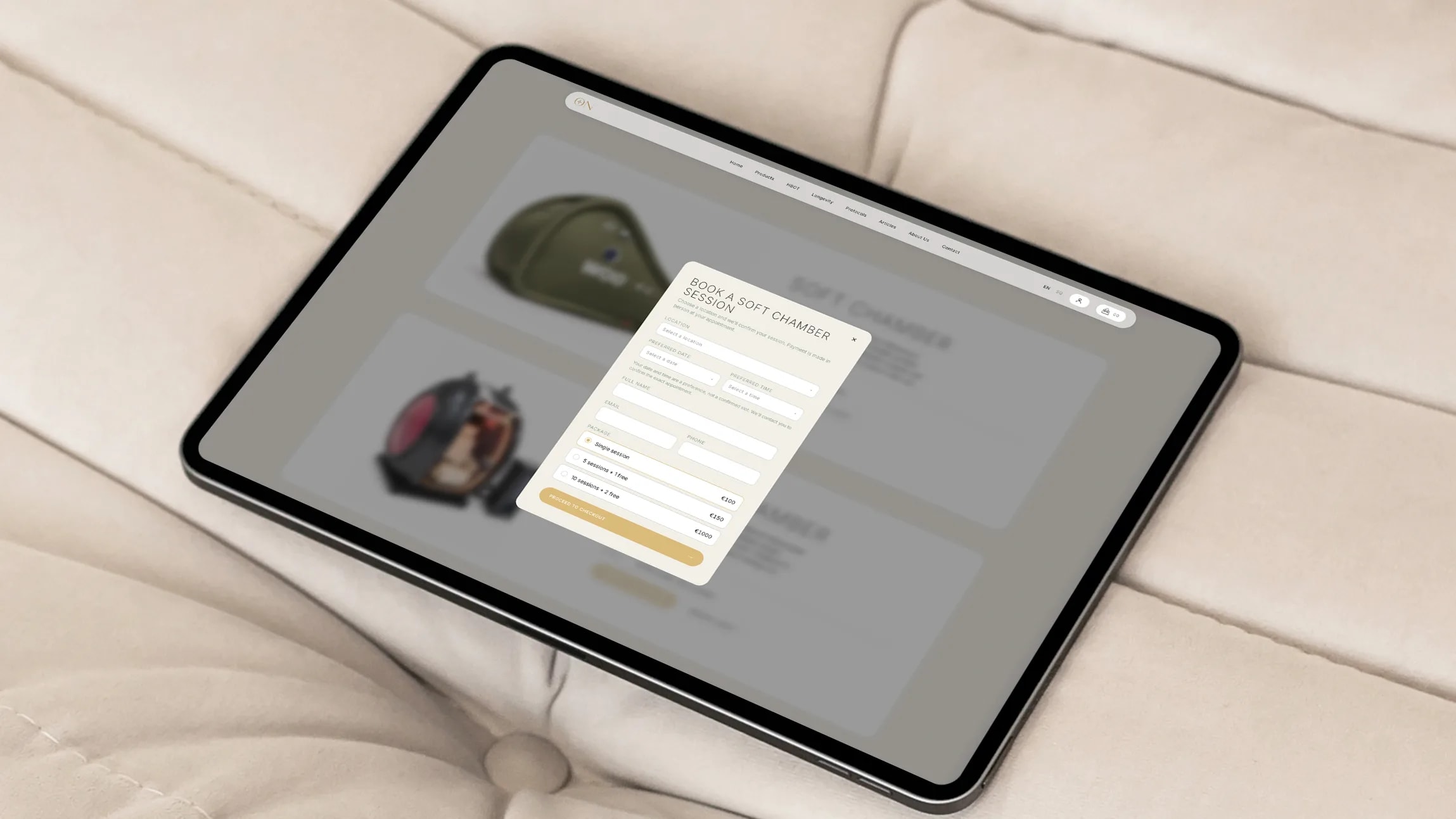 Ein Tablet auf einem cremefarbenen, gesteppten Sofa zeigt das Formular von On Longevity zur Buchung einer Sitzung in der Soft-Kammer
