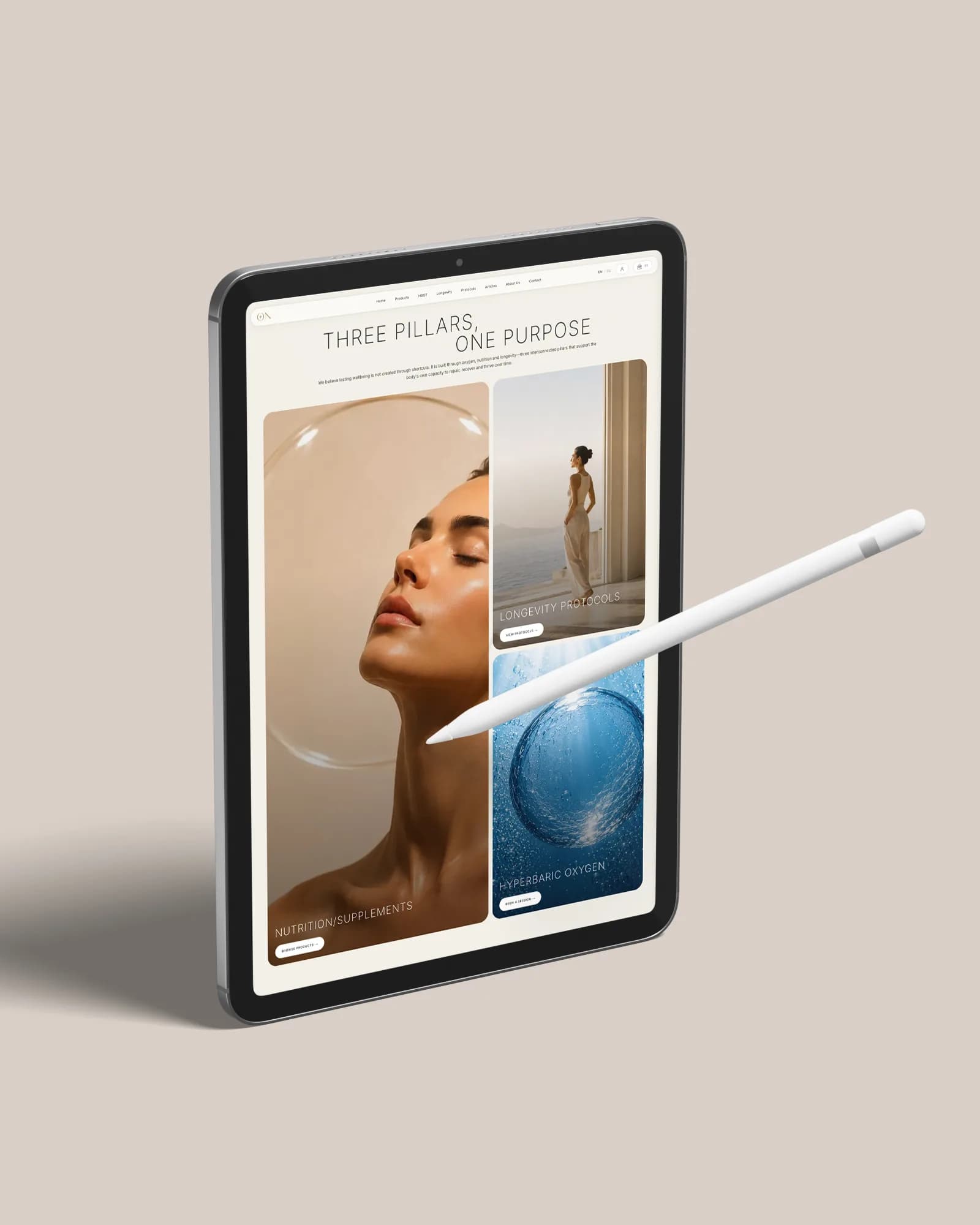 Ein Tablet mit Stift zeigt die Startseite von On Longevity mit drei Säulen: Ernährung und Nahrungsergänzung, Longevity-Protokolle und hyperbarer Sauerstoff